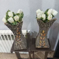 گلدان چوبی با گل های رز سفید