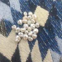 یک دست مرواریداصل ۷۷عددبه وزن۷/۱گرم