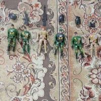 اسباب بازی سرباز و مجسمه اسکلتی