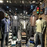 بوتیک با اجناس و ...