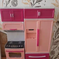 دو تیکه وسیله آشپزخانه و دو کمد اسباب بازی