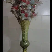 شاخه های گل و گلدان