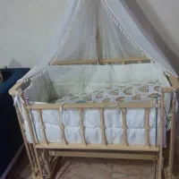 تخت کنار مادر چوبی مدل گهواره ای در حد نو