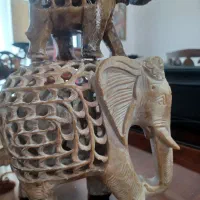 دو عدد مجسمه ی سنگی یک تیکه با یک فیل در شکم