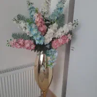 یک عددگلدان وگل ویک عدد ساعت ایستاده