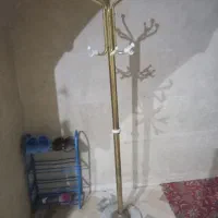 جا لباسی ایستاده