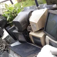 تلوزیون قدیمی و ال ای های شکسته به هر تعداد