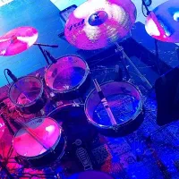 تراول درامز|درام و پرکاشن|هشتگرد, هیو|دیوار