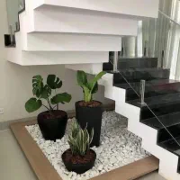 نگهبان ساختمان در خیام شمالی