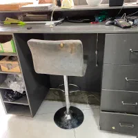 پیشخوان و صندلی