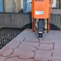 استخدام نیروی کار آقا در کارگاه برش فلزات