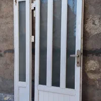 درب آلومنیم سفید رنگ درحد نو