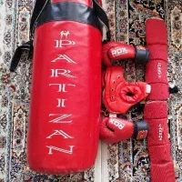 کیسه و دستکش و زانوبند و کلاه بوکس