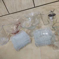 تعدادی ظرف شیشه ای