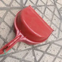 خاک انداز پلاستیکی قرمز