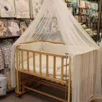 تخت چوبی نوزاد و روروئک