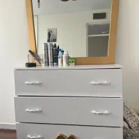 تخت دو‌نفره کمد ایستاده. تخت کودک و نوجوان