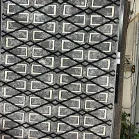 کنار فرش...