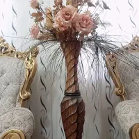 گل و گلدان کنار پرده