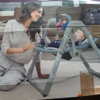 گهواره برقی وتخت و تعدادی لباس وست بیمارستانی