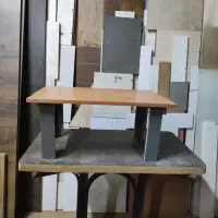 میز تحریر نشسته