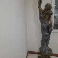 مجسمه اباژو دار