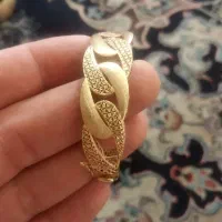 دستبند ۱۰۰ بالای تابلو