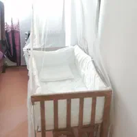 تخت کنار مادر گهواره شو