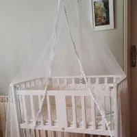 تخت کنار مادر گهواره شو