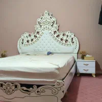 تخت خواب دو نفره به همراه میز و صندل