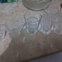 تعدادی لیوان و ظرف