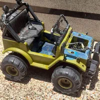 یک عدد ماشین شارژی|اسباب‌بازی بچه|شیراز, شهرک گلدشت حافظ‎|دیوار