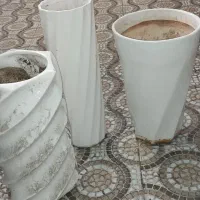 تعداد زیادی گلدان سفالی و پلاستیکی و زیر گلدانی