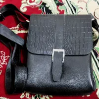 کیف دوشی چرم طبیعی مردانه طرح سپنتا
