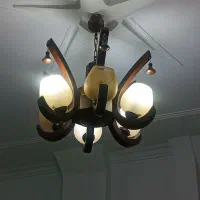 یک عدد لوستر بزرگ ۶ شاخه چوبی