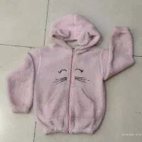 تعداد زیادی کاپشن و سویشرت و لباس بچگونه و دخترونه|کفش و لباس بچه|اشتهارد, |دیوار