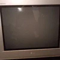 تلویزیون با میز تلویزیون سالم و تمیز