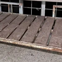 تخت اهنی قدیمی