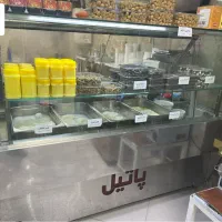دو یخچال ویترینی و یک میز ویترینی