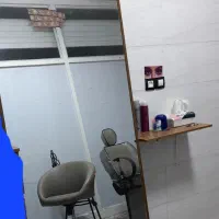 وسایل آرایشگاه و یک عدد در مغازه بزرگ شیشه سکوریت