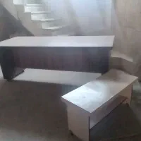 یک میز مدیریت ساده و میز جلو مبلی