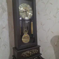 ساعت و میز عسلی