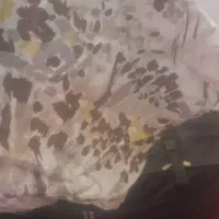 مقداری پارچه ملافه ای