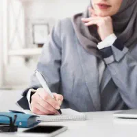 همکار خانم در موسسه آموزشی