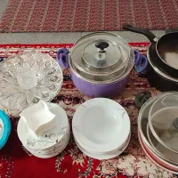 چند دیگ و قابلمه به همراه چند ظرف و بشقاب و قندان