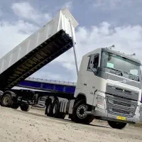 راننده تریلی حمل شن و ماسه