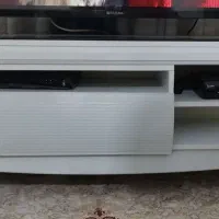 یک عدد میز تلویزیون سفید.سماور و تابلو چاپ برجسته