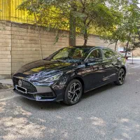 ام جی GT مشکی داخل قرمز، با سقف داخلی مشکی