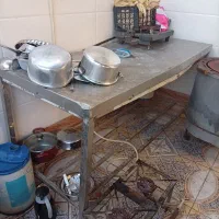 یک میز تمیز برای ماهی فروشی وجنس فروشی وغیره