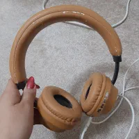 هدفون سالم فقط بغل گوش پوسید به همراه شارژه